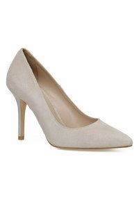Bežā zamša augstpapēžu kurpes ar noslēgtu purngalu, elegantu siluetu un slaidu stiletto papēdi. Gluda iekšējā oderēšana un minimālistisks dizains.