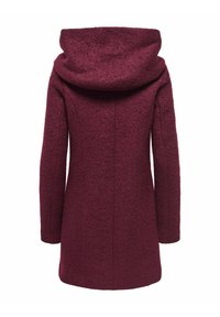 Manteau long en laine bordeaux à manches longues avec un grand large col, vu de dos sur fond blanc.