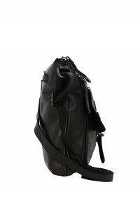 Borsa a tracolla in pelle nera con finitura testurizzata, dotata di chiusura con zip, tracolla regolabile e dettagli in metallo color argento.