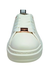 Sneakers bianchi in pelle con punta arrotondata, lacci piatti e una finitura in metallo dorato sulla linguetta. Suola texturizzata per una miglior aderenza. Design minimalista.