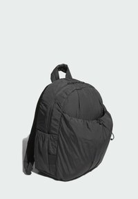 Mochila negra y acolchada con una forma redondeada, tejido texturizado, cierre de cremallera, bolsillo exterior y correas ajustables. Cuenta con un asa superior.