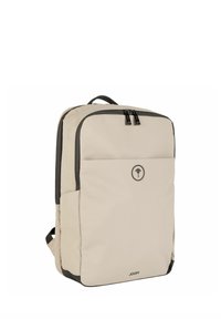 Zaino beige con texture liscia, dotato di una tasca anteriore, dettagli grigio scuro e doppia cerniera metallica. Logo ben visibile.