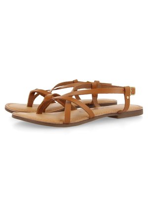 Bruine leren sandalen met meerdere kruissluitingen, een platte zool en een klein gespdetail op de enkelband. Soepele textuur.