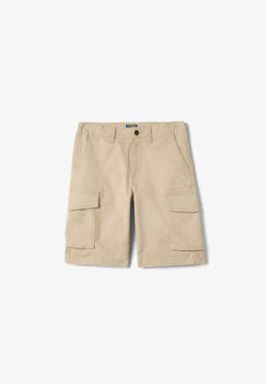 Pantalones cortos cargo beige con bolsillos laterales con solapa, bolsillos delanteros inclinados, trabillas para cinturón y cierre con botón en la cintura.