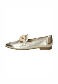 Metalen gouden platte schoen met een ronde neus, voorzien van een decoratieve knoop aan de voorkant. Gladde textuur, minimale hak en eenvoudige stikdetails.