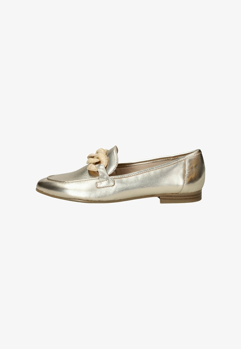 Chaussure plate en métal doré avec un bout arrondi, présentant un nœud décoratif à l'avant. Texture lisse, petit talon et détails de couture simples.