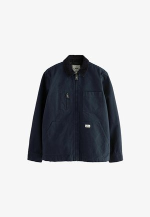 Giacca blu navy realizzata in tessuto resistente, con colletto in corduroy, chiusura con zip e due tasche frontali dotate di un piccolo dettaglio con etichetta.