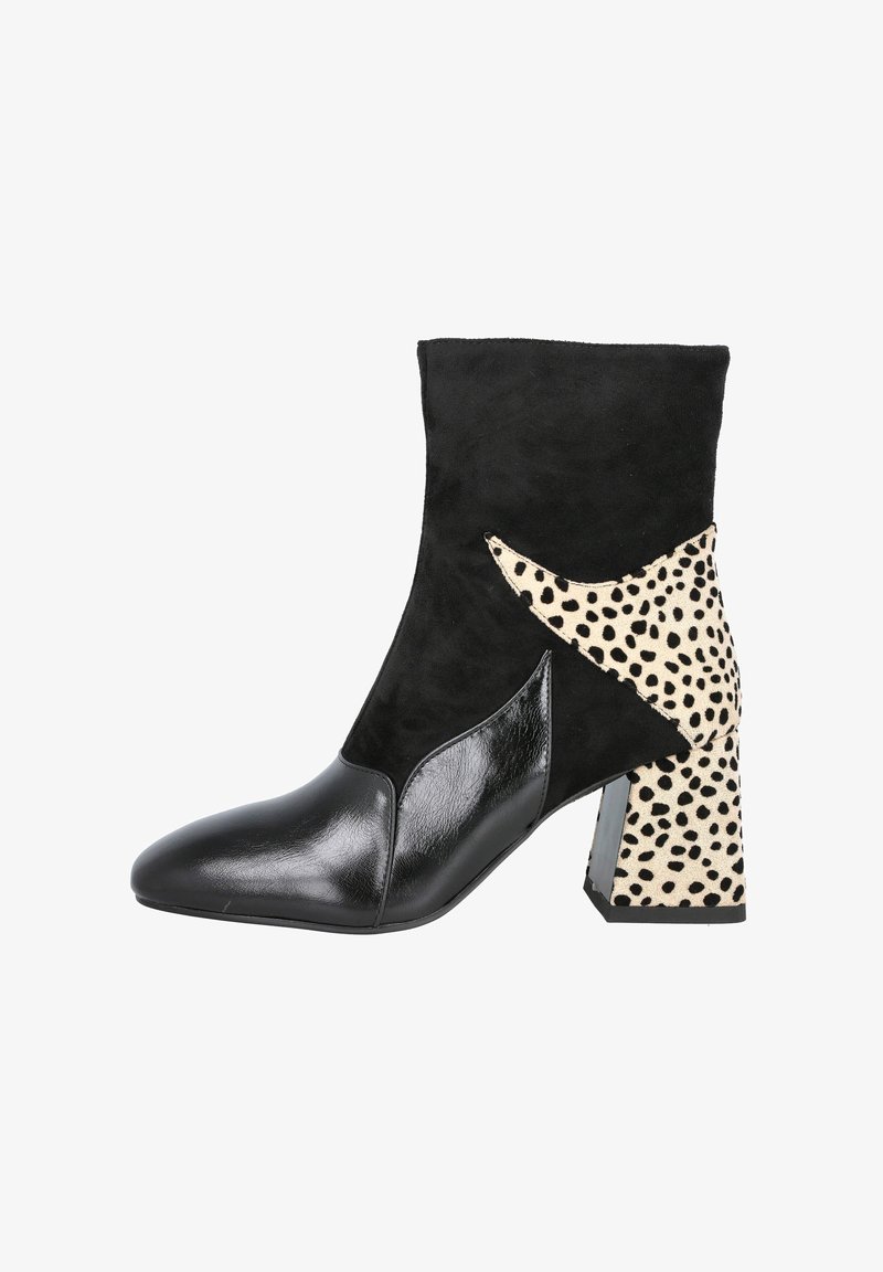 Botín negro hasta el tobillo con ante sintético y cuero brillante. Presenta acentos de estampado de leopardo en un tacón grueso. Diseño de punta afilada.