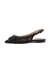 Scarpa slingback nera in pizzo con ricamo floreale, punta affusolata e dettaglio fibbia rettangolare. Tacco piatto e cinturino alla caviglia regolabile.