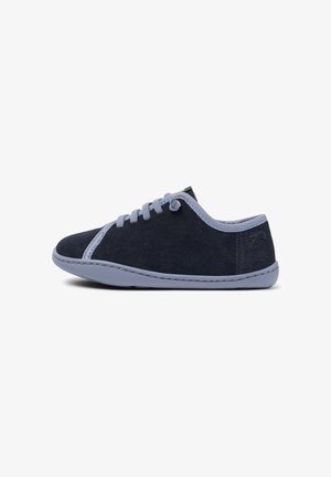 Marineblå ruskinds sneakers med lyseblå snørebånd og detaljer, der har en rund tå og en fleksibel sål, præsenteret på en hvid baggrund.