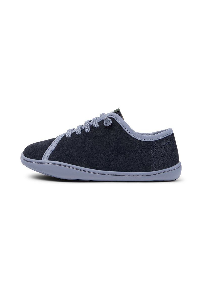 Baskets en suède bleu marine avec des lacets et des accents bleu clair, dotées d'un bout rond et d'une semelle flexible, présentées sur un fond blanc.