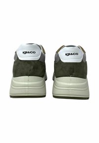 Sneaker verde in suede con accenti in rete grigia, linguette bianche sul tallone e suole textures. Presenta il logo del marchio sul tallone.