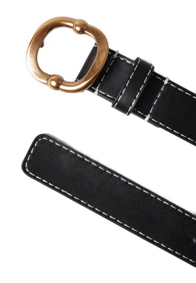 Ceinture en cuir noir avec une boucle ronde en métal poli de couleur or. Elle présente des coutures blanches et une texture lisse. Design simple avec un style classique.