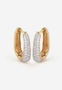 Boucles d'oreilles en or avec un design courbé, ornées d'une rangée de cristaux transparents sur le devant pour plus d'éclat et de texture.