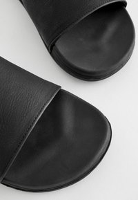 Next MOTION FLEX - Badslippers - black