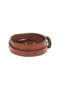 Bracciale in pelle marrone dalla texture liscia, caratterizzato da tre sezioni avvolgenti e una fibbia in metallo dorato con fori per la regolazione della misura.