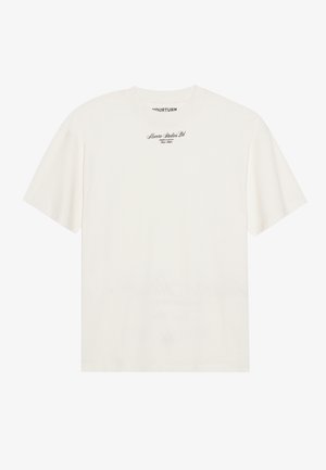 Tricou din bumbac off-white, cu mâneci scurte și o croială relaxată. Prezintă un mic logo din text negru pe piept. Textură netedă.