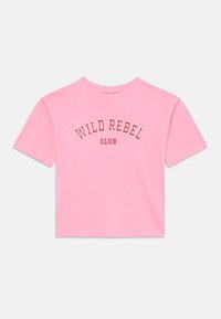 Kort rosa t-shirt i bomull med rund hals, korta ärmar och texten "WILD REBEL CLUB" tryckt i en kontrasterande stil över framsidan.
