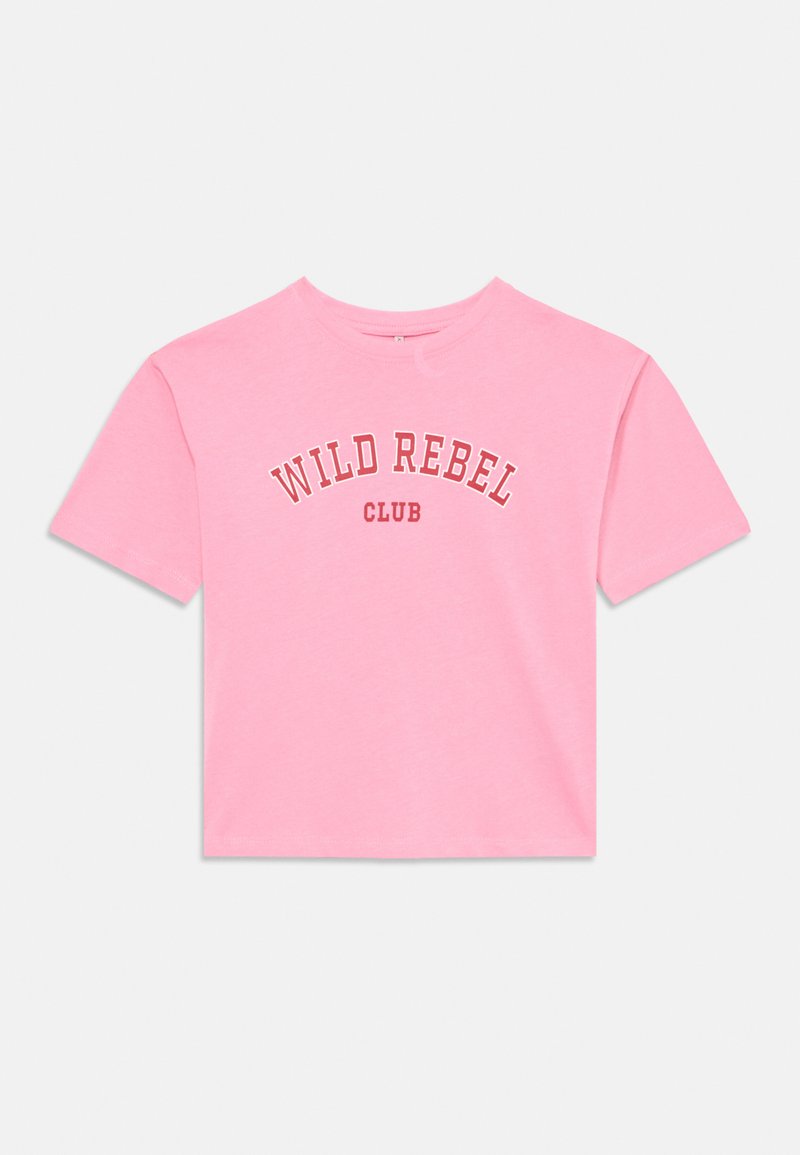 Kort rosa t-shirt i bomull med rund hals, korta ärmar och texten "WILD REBEL CLUB" tryckt i en kontrasterande stil över framsidan.