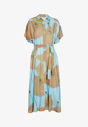 Lichtblauwe midi overhemdjurk met grote bruine en groene bloemenprints, korte mouwen, knopen aan de voorkant, kraag en een bijpassende tailleband.