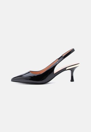 Décolleté slingback in pelle verniciata nera con punta appuntita e tacco medio, caratterizzata da un dettaglio metallico vicino al tallone.