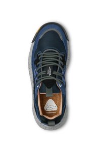 Sneaker blu navy con mesh e tessuto testurizzato, suola intermedia grigia maculata, lacci a contrasto e soletta in sughero con design del logo.
