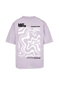Lilla bomulls t-skjorte med et hvitt bølgete mønster på baksiden, med "LOST YOUTH"-tekst over og en frase under i svart. Rund hals.