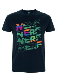 Mørkeblå t-shirt i bomuld med grafisk design i forskellige levende farver og overlappende tekst, der staver "NERF."