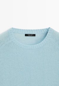 Maglione lavorato a maglia azzurro chiaro con scollo rotondo, collo a coste e tessuto strutturato. Etichetta con la scritta "Massimo Dutti." Design morbido e leggero.