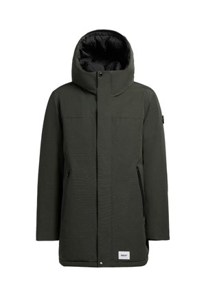 Jachetă parka de culoare verde închis, cu guler înalt și glugă. Dispune de două buzunare laterale negre cu fermoar și un mic patch cu logo pe marginea de jos.