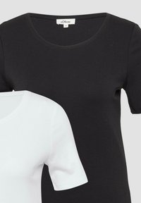 Zwei Kurzarm-T-Shirts werden gezeigt: eines in Schwarz und eines in Weiß. Beide haben einen runden Ausschnitt und sind aus glattem Baumwollstoff gefertigt.