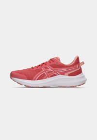 Chaussure de sport rouge avec une tige en mesh respirant, un design structuré, une semelle intermédiaire blanche et une semelle extérieure texturée avec des accents subtils.