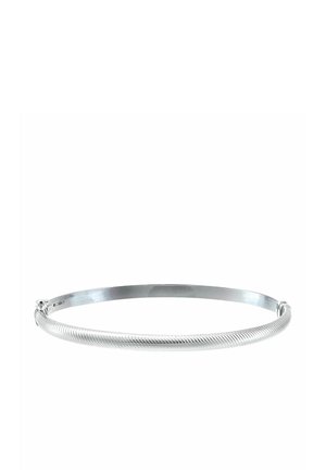 Silberne Armreifen mit einem glatten, polierten Band, das an einem Ende ein verdrehtes Design aufweist. Elegant und minimalistisch, zeigt eine reflektierende Oberfläche.