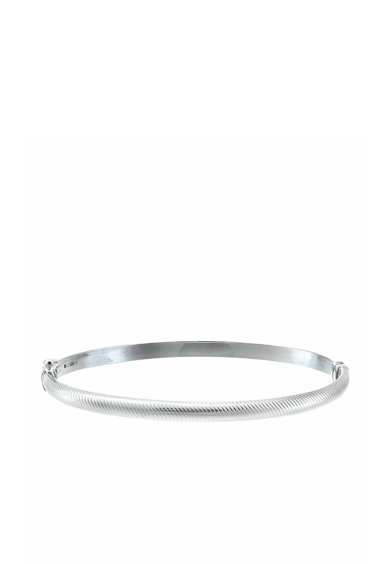 Silberne Armreifen mit einem glatten, polierten Band, das an einem Ende ein verdrehtes Design aufweist. Elegant und minimalistisch, zeigt eine reflektierende Oberfläche.
