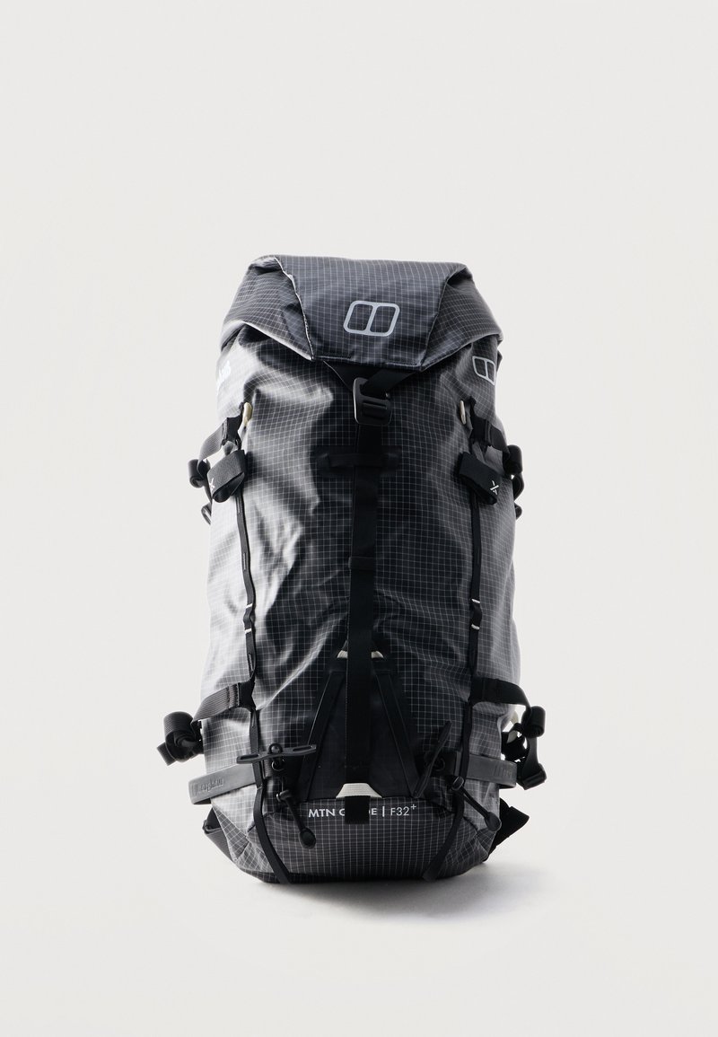 Sac à dos de randonnée noir et gris avec motif en grille, multiples sangles, boucles et fermeture à rabat supérieur, étiqueté "MTN GEN 32+".
