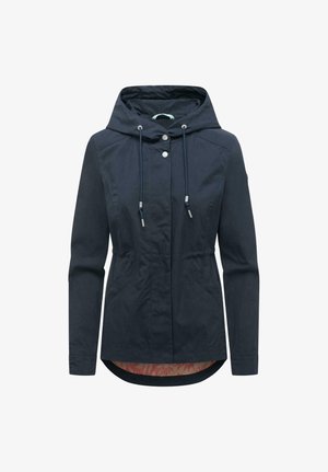 Granatowa kurtka z kapturem z przodu z troczkami, zatrzaskami, długimi rękawami, bocznymi kieszeniami oraz lekko zaokrąglonym dołem, ukazującym różową kwiatową podszewkę w środku.