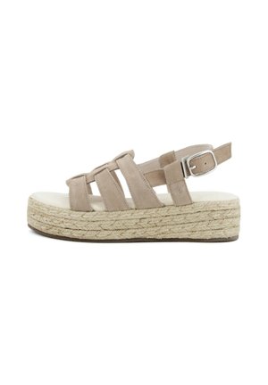 Sandalo con zeppa in camoscio beige con più cinturini, fibbia regolabile e suola in juta intrecciata, mostrato di profilo su sfondo bianco.