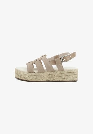 Sandalo con zeppa in camoscio beige con più cinturini, fibbia regolabile e suola in juta intrecciata, mostrato di profilo su sfondo bianco.