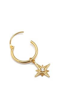 Pendiente de aro dorado que presenta un charm de estrella texturizada con una gema central clara. El aro tiene un acabado liso y un cierre seguro.