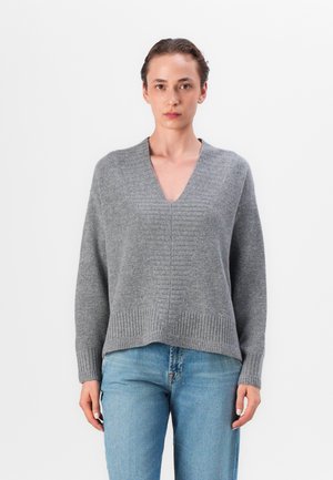 Maglione grigio lavorato a maglia con scollo a V e orlo a coste. Texture morbida, vestibilità rilassata, con dettagli a coste verticali sul busto.