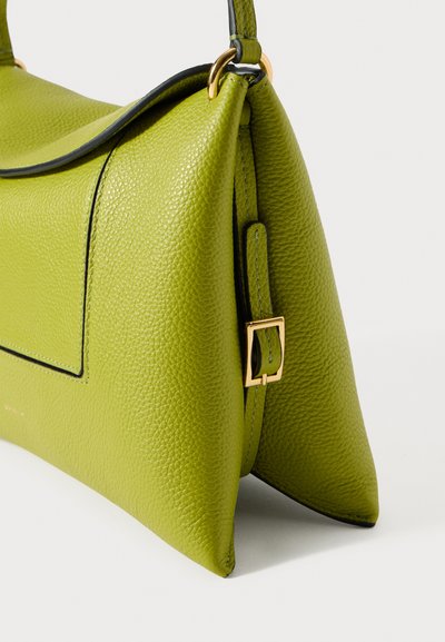 Grøn læderhåndtaske med tekstureret finish, der har guldfarvet hardware og sort kant. Den kantede form tilføjer moderne designelementer.