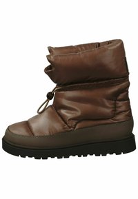 Brązowy, puchaty botek za kostkę z zaokrąglonym noskiem, teksturowanym materiałem, regulowanym sznurkiem i grubą czarną gumową podeszwą.