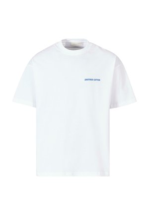 Weißes Baumwoll-T-Shirt mit Rundhalsausschnitt und kurzen Ärmeln, mit einem blauen Textlabel "ANOTHER COTTON" auf der linken Brustseite.
