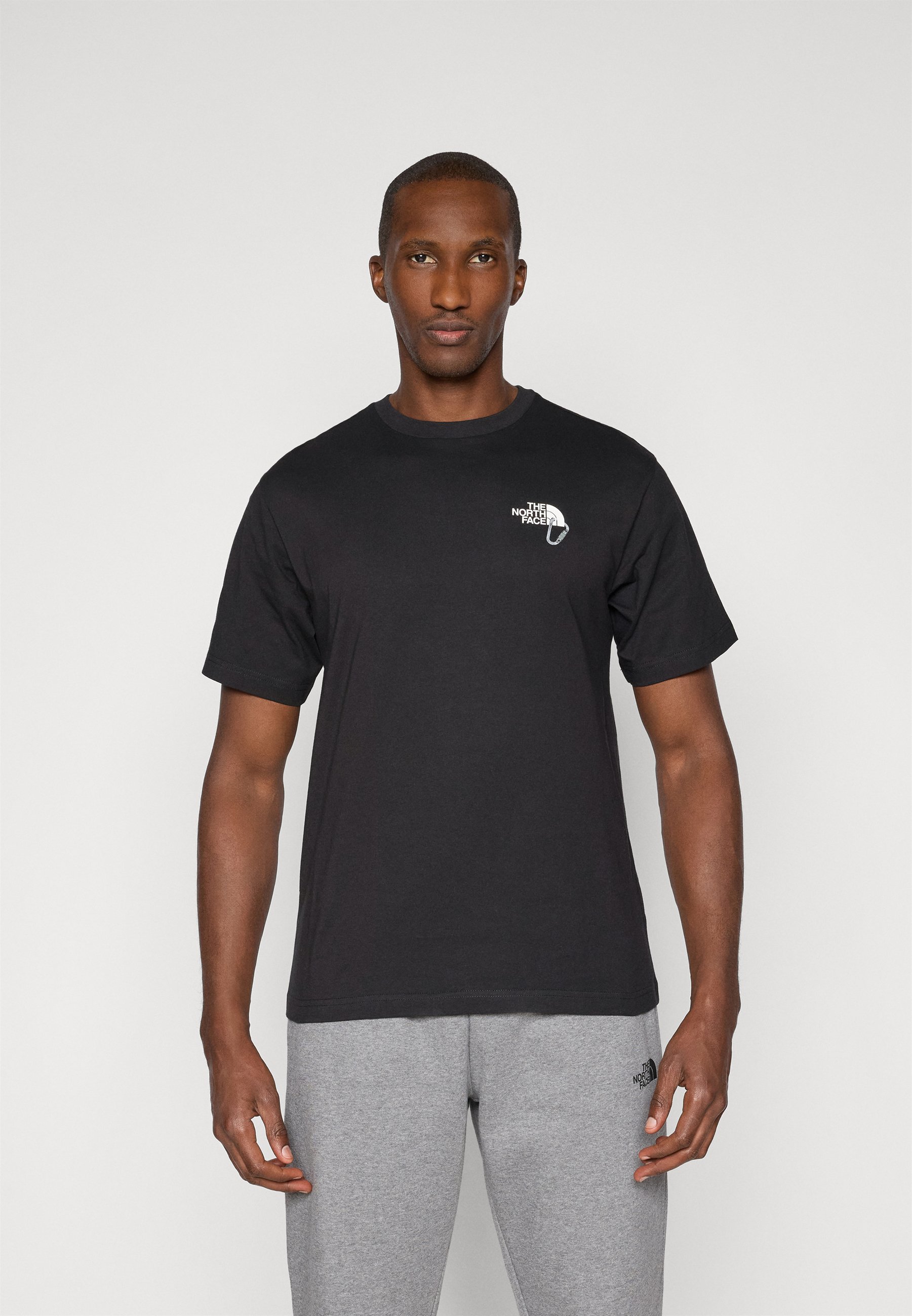 ★ドイツ発*THE NORTH FACE*新作*Explore Carabiner Tシャツ/G★ The North Face EXPLORE CARABINER RELAXED TEE UNISEX - T