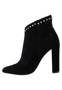 Stivaletto nero in suede con tacco alto a blocco e borchie argentate lungo il bordo superiore, vista laterale su sfondo bianco.