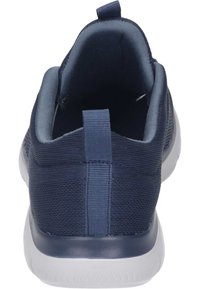 Marineblaue Sportschuhe mit einem strukturierten Stoffoberteil, gepolstertem Innenbereich und einer weißen Gummisohle. Verfügt über eine hintere Zuglasche für ein einfaches An- und Ausziehen.