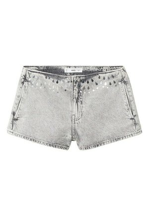 Shorts en denim gris clair avec des poches avant et un motif de petites formes en goutte sombre et blanche le long de la taille.