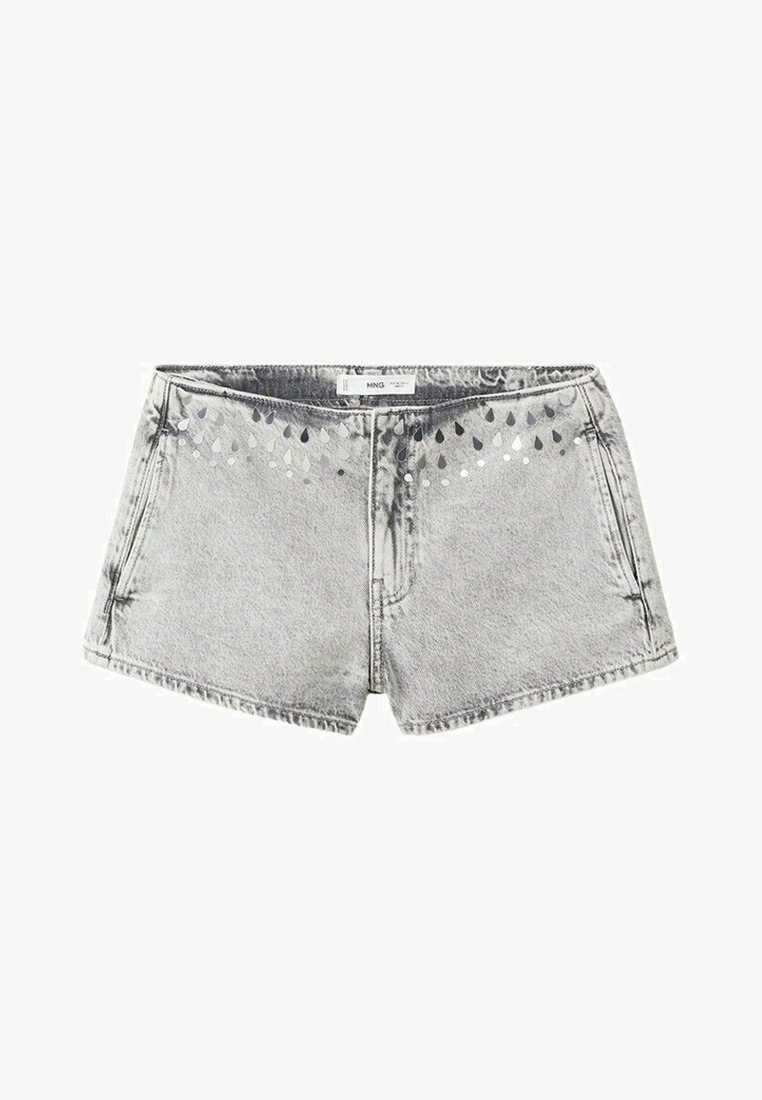 Shorts en denim gris clair avec des poches avant et un motif de petites formes en goutte sombre et blanche le long de la taille.