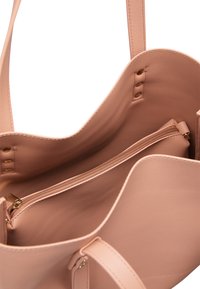 Růžová kožená taška přes rameno s dvojitými uchy a vnitřní kapsou na zip. Hladký povrch a prostorný, neformální design.