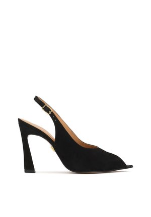 Čierny semišový otvorený sandál s otvorenou špičkou, zužujúcim sa vysokým podpätkom a zlatým detailom na zadnom remienku na úpravu.